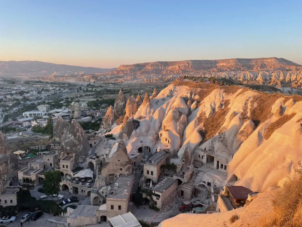 Göreme al tramonto, con le case scavate nella roccia. Luglio 2022.