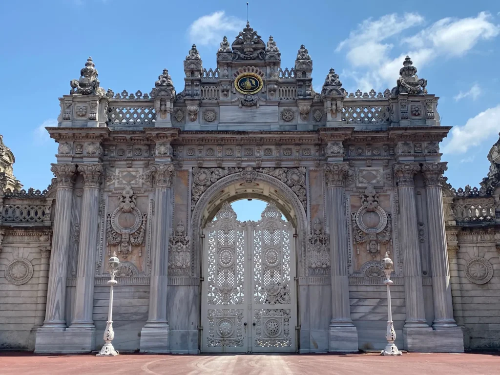 La porta del palazzo di Dolmabahçe, sul Bosforo. Luglio 2022.