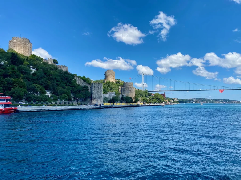La fortezza di Rumeli Hisarı e il ponte sul Bosforo. Luglio 2022.