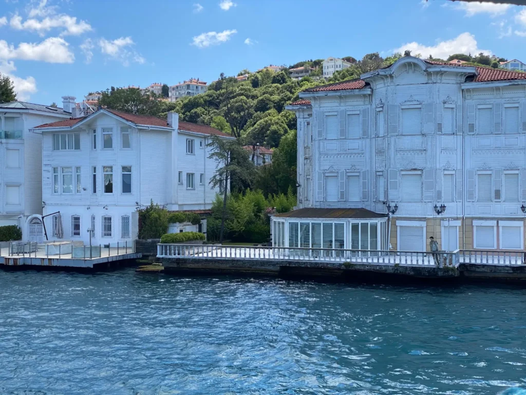 Uno yalı bianco sull’acqua, sulla sponda asiatica. Luglio 2022.