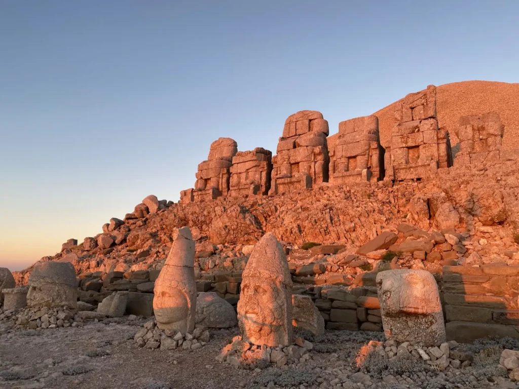 Le statue del Nemrut illuminate dal sole che sorge. Luglio 2022.