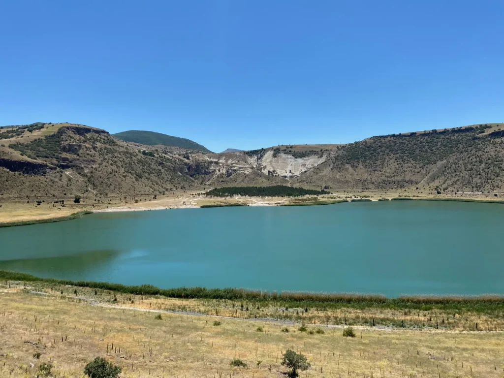 Il lago vulcanico di Narlıgöl, sull’altopiano. Luglio 2022.