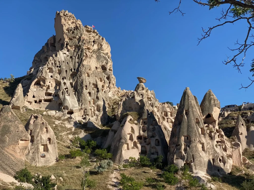 Il castello di Uçhisar e i camini delle fate. Luglio 2022.