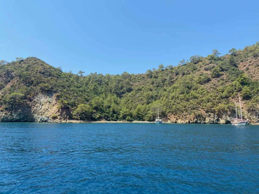 Una baia del golfo di Fethiye, con i caicchi all’ancora. Agosto 2022.