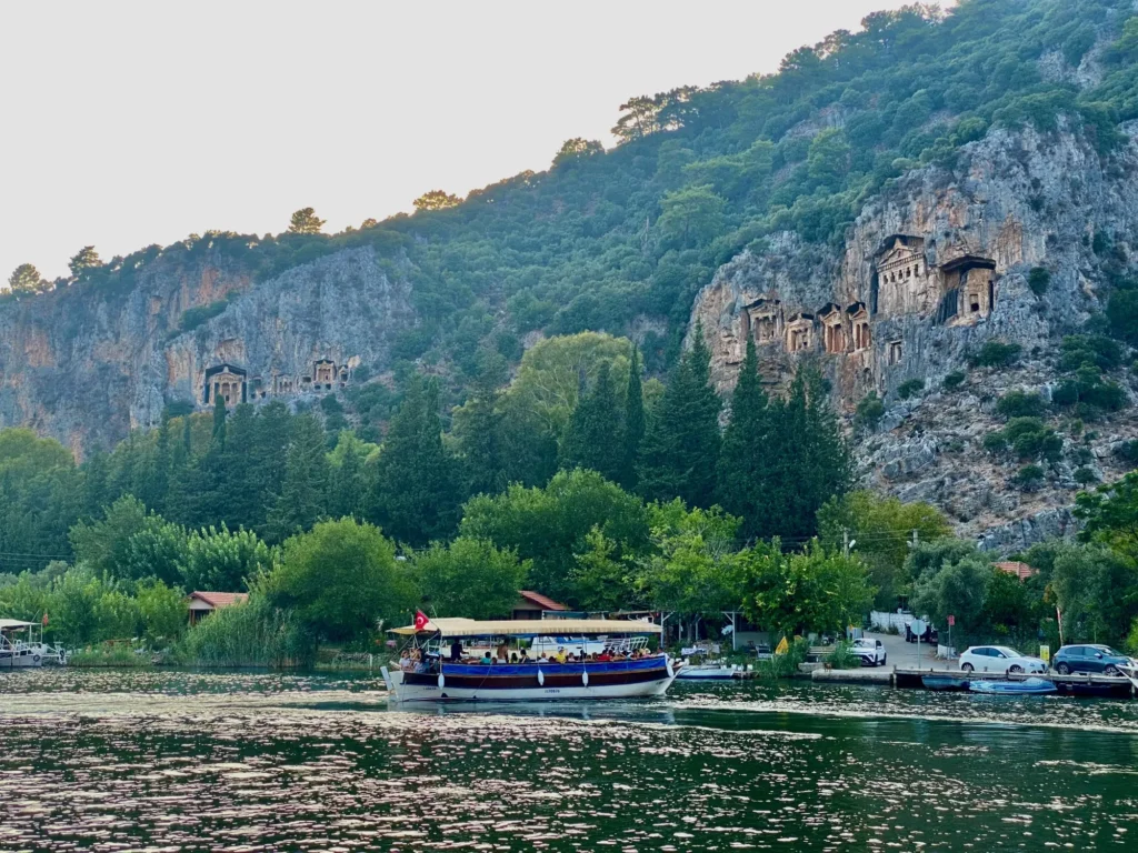 Le tombe rupestri licie sopra il fiume di Dalyan. Agosto 2022.