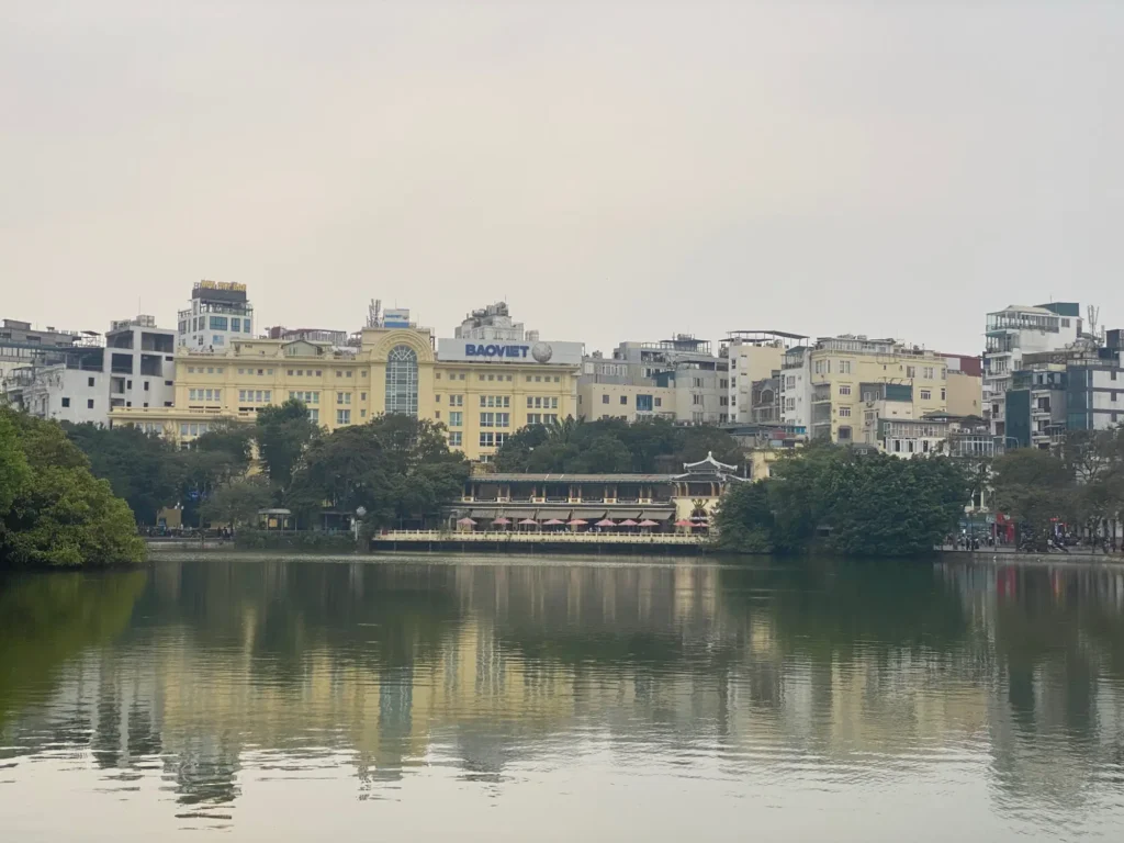 Il lago Hoàn Kiếm, Hanoi, marzo 2024