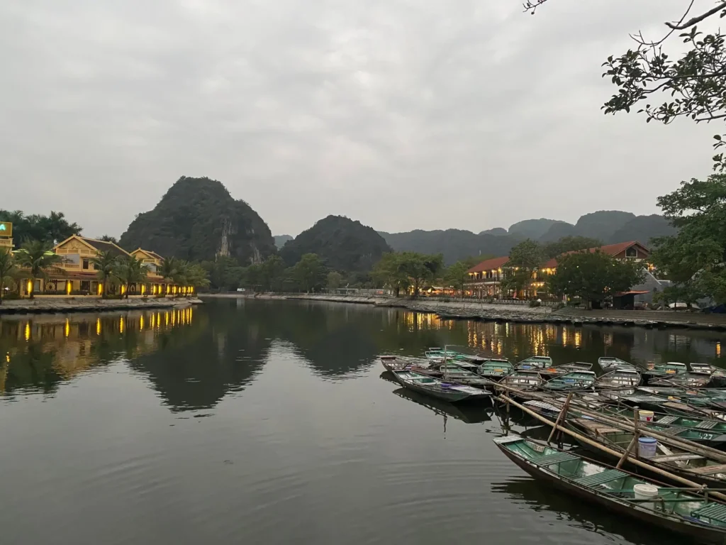 Le barche di Tam Cốc all’alba, Ninh Bình, marzo 2024