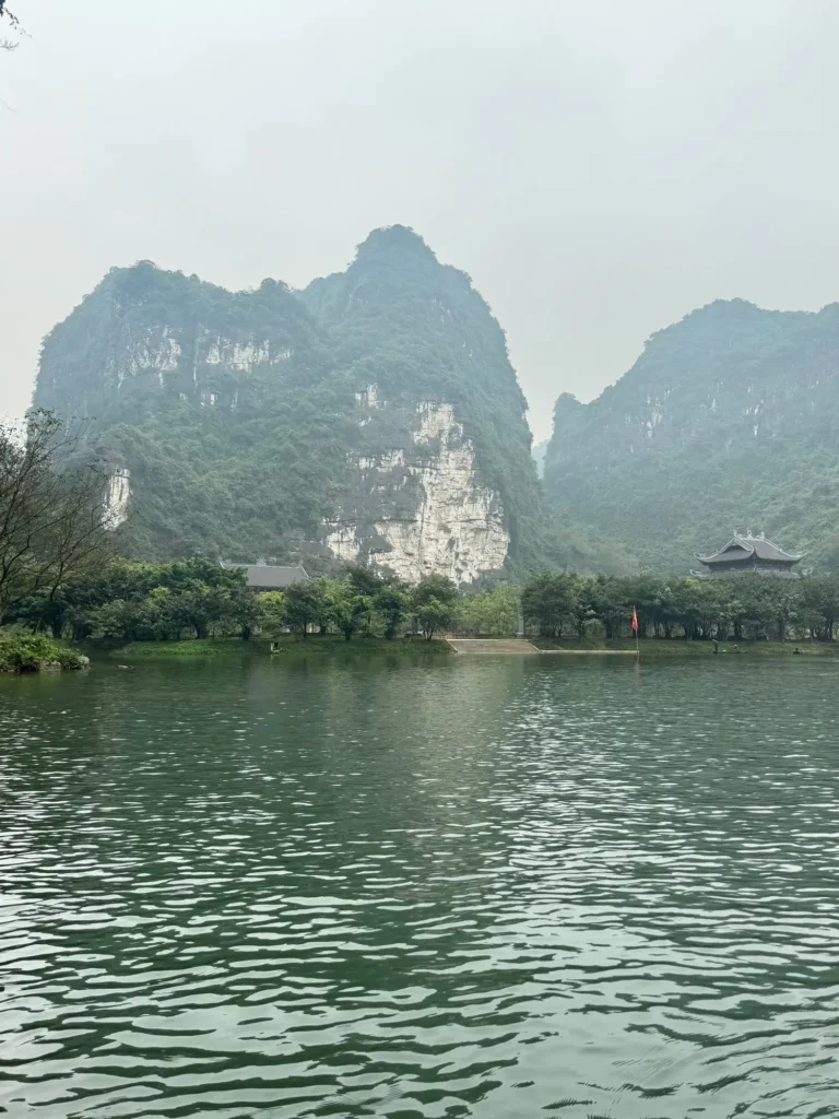 I karst nella foschia, Ninh Bình, marzo 2024