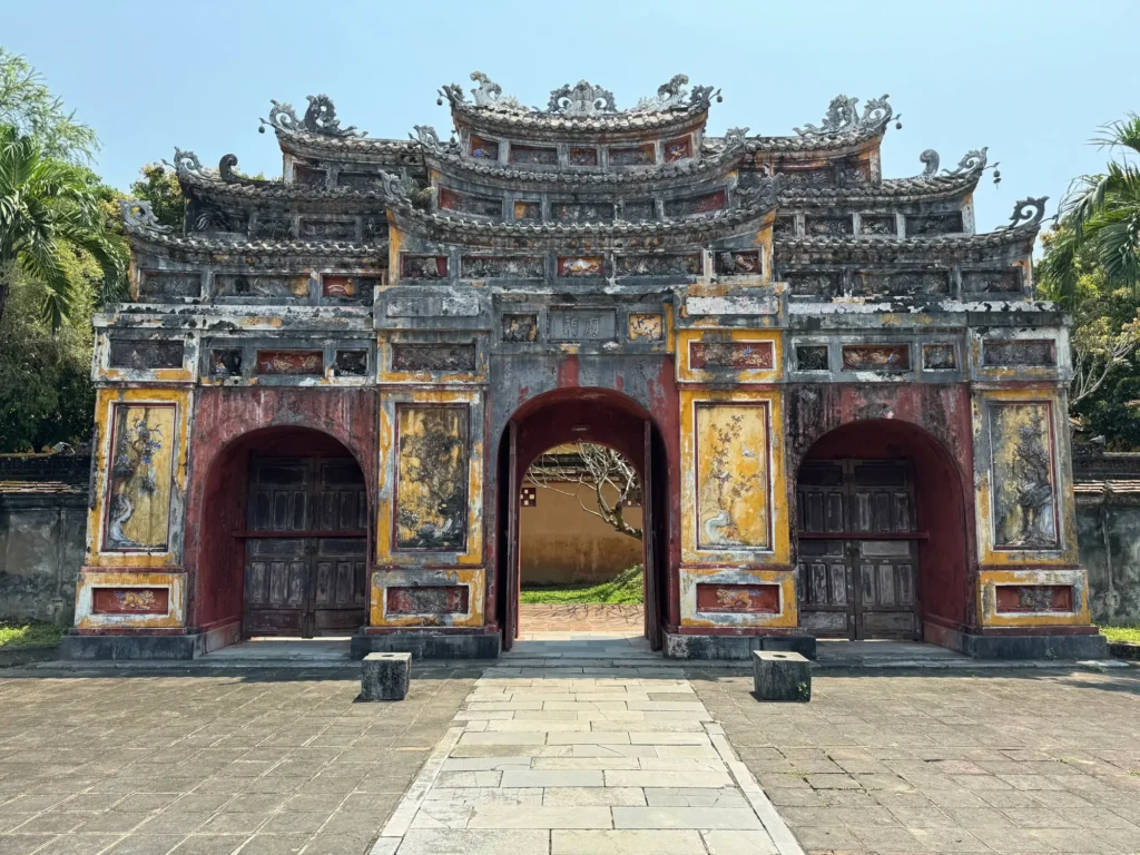 Una porta della cittadella, Huế, marzo 2024