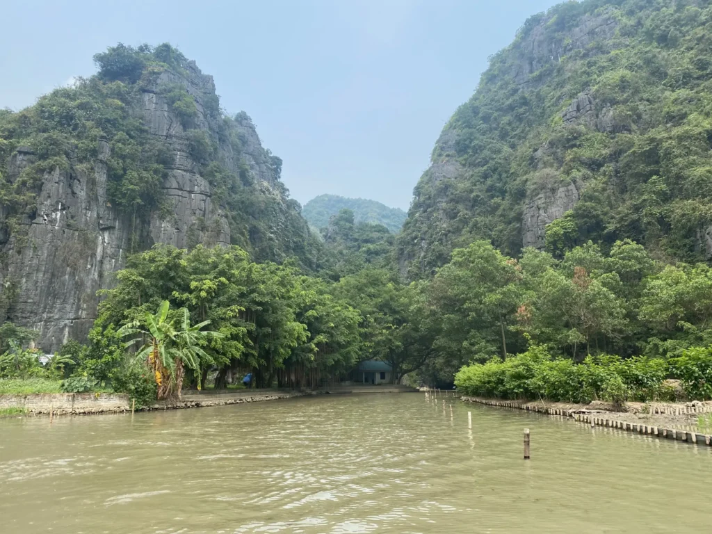 Le falesie sul fiume, Ninh Bình, marzo 2024