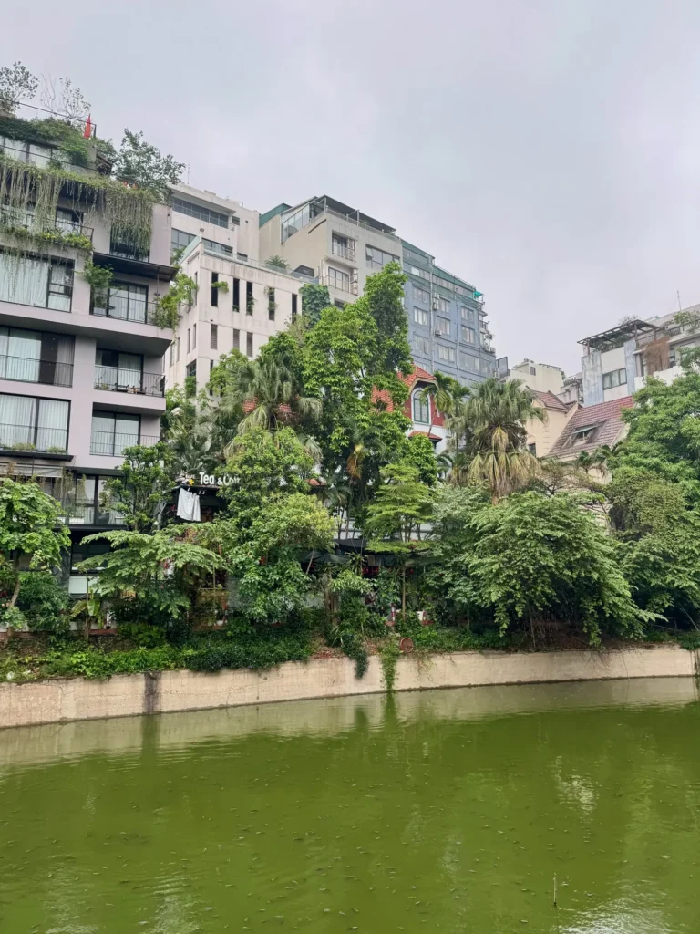 Un canale di Hanoi, marzo 2026