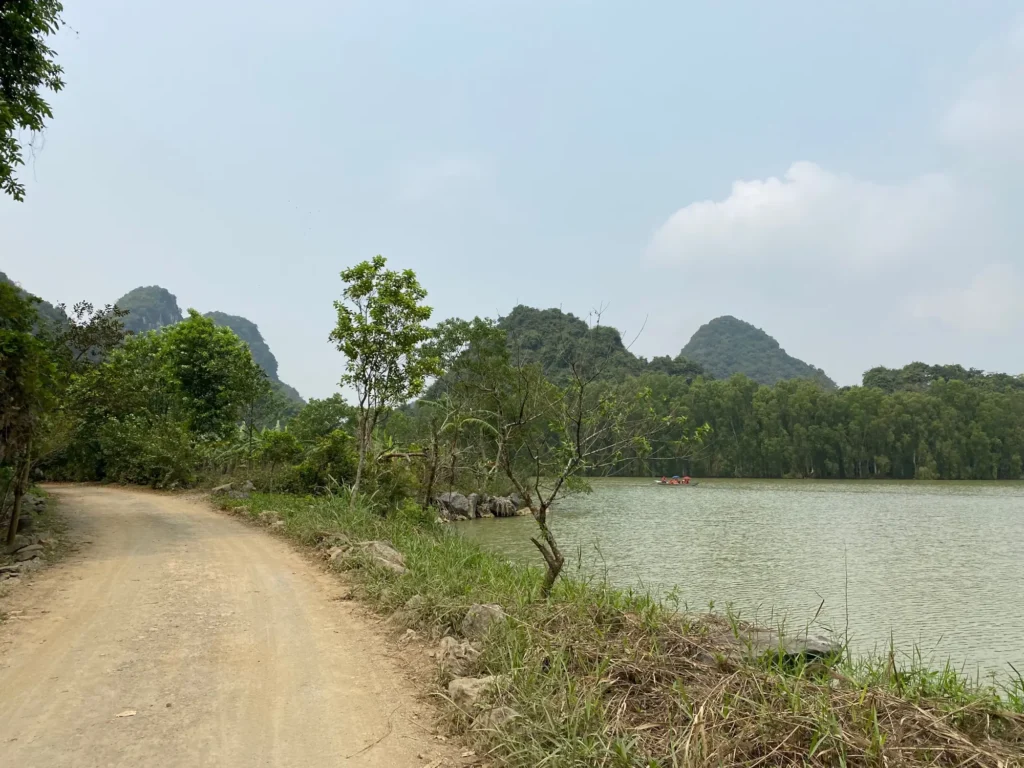 Il sentiero lungo il lago, Ninh Bình, marzo 2024