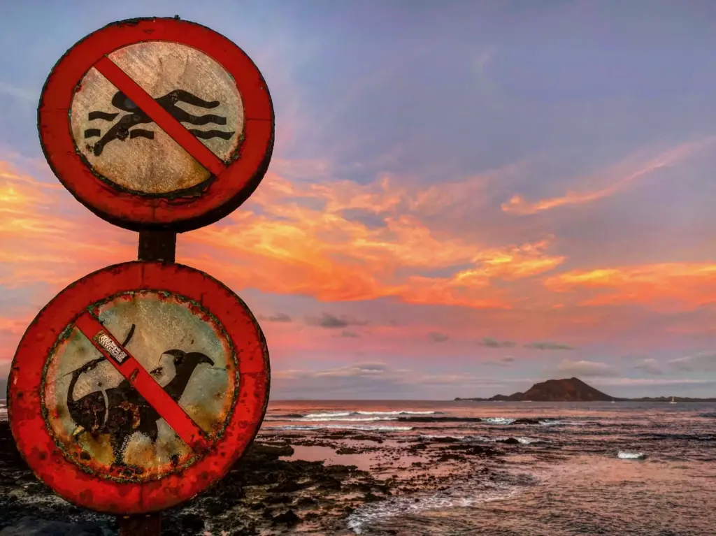 Tramonto sugli scogli di Corralejo, con Lobos sullo sfondo, novembre 2019