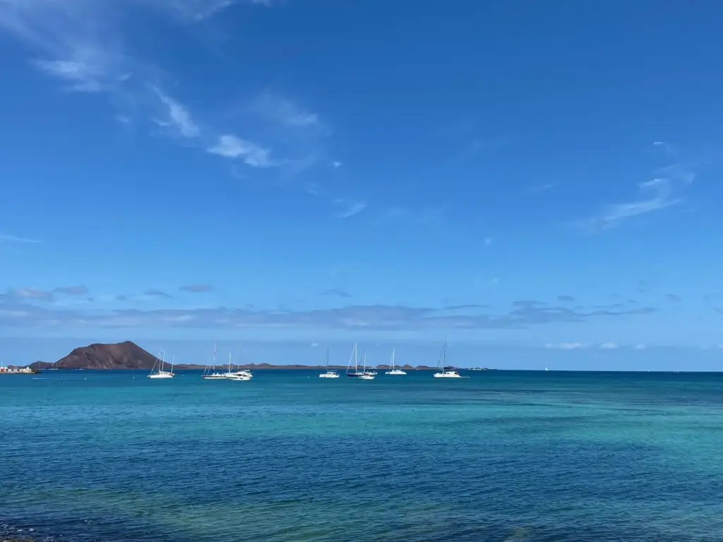 L'isola di Lobos e le barche alla fonda davanti a Corralejo, aprile 2022