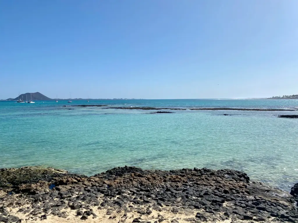 La costa di lava davanti a Corralejo, ottobre 2020