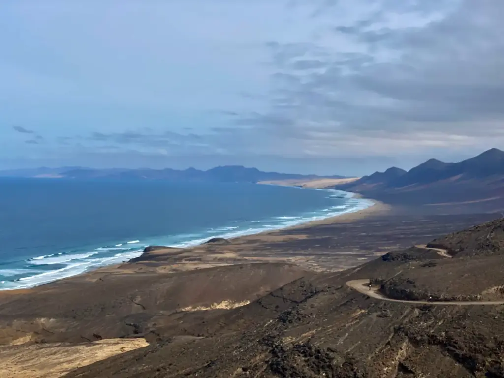 La costa di Cofete vista dalla pista che scavalca le montagne, dicembre 2020