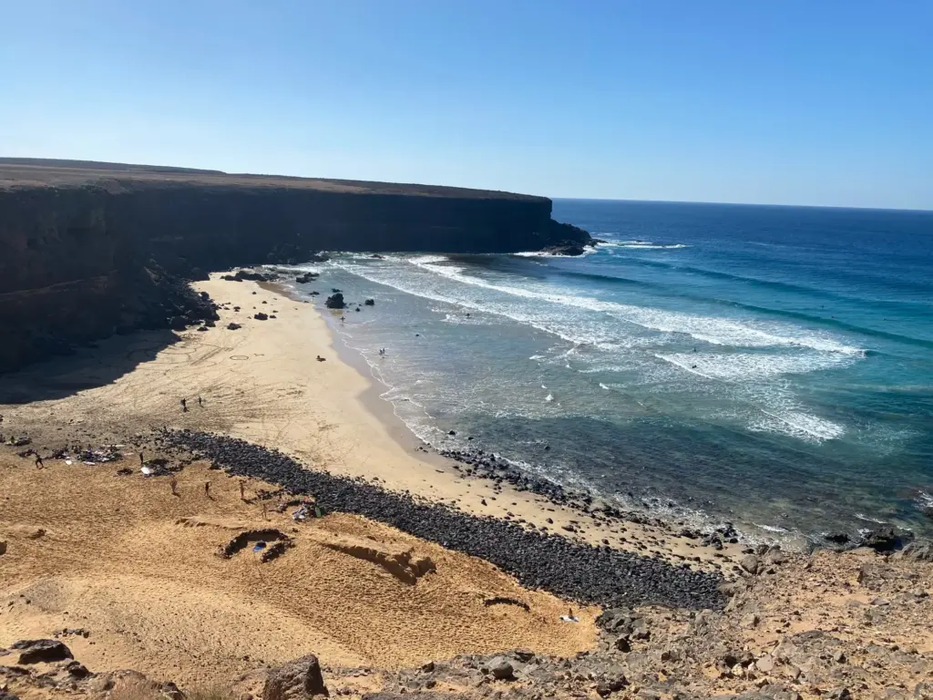 Una spiaggia sotto la scogliera a sud di El Cotillo, dicembre 2020