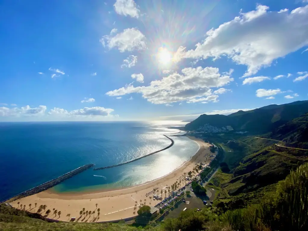 La spiaggia di Las Teresitas vista dall'alto, Tenerife, dicembre 2019
