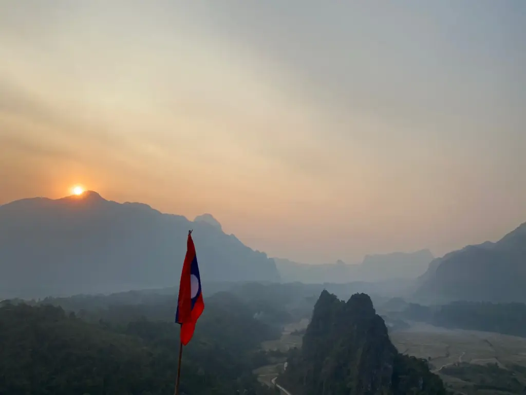 Tramonto sui monti di Vang Vieng, marzo 2020