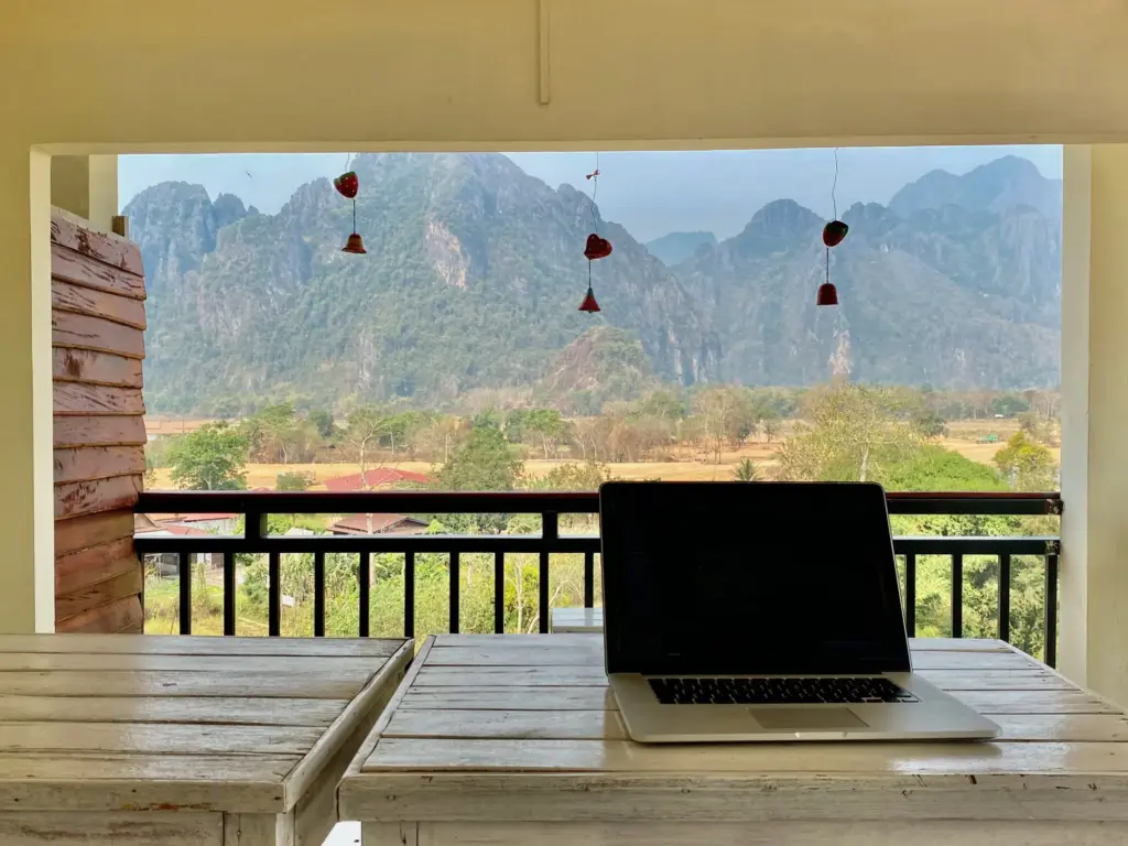 Una scrivania davanti ai monti calcarei, Vang Vieng, marzo 2020