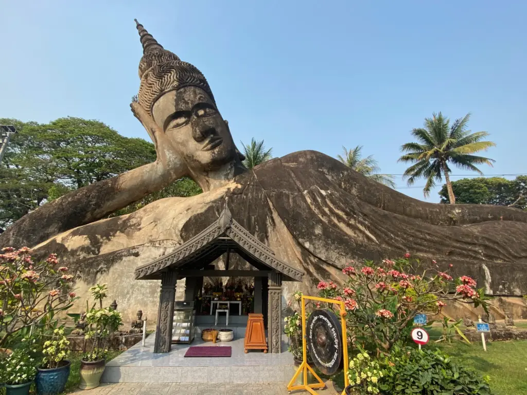 Il Buddha sdraiato del Buddha Park, Vientiane, marzo 2020