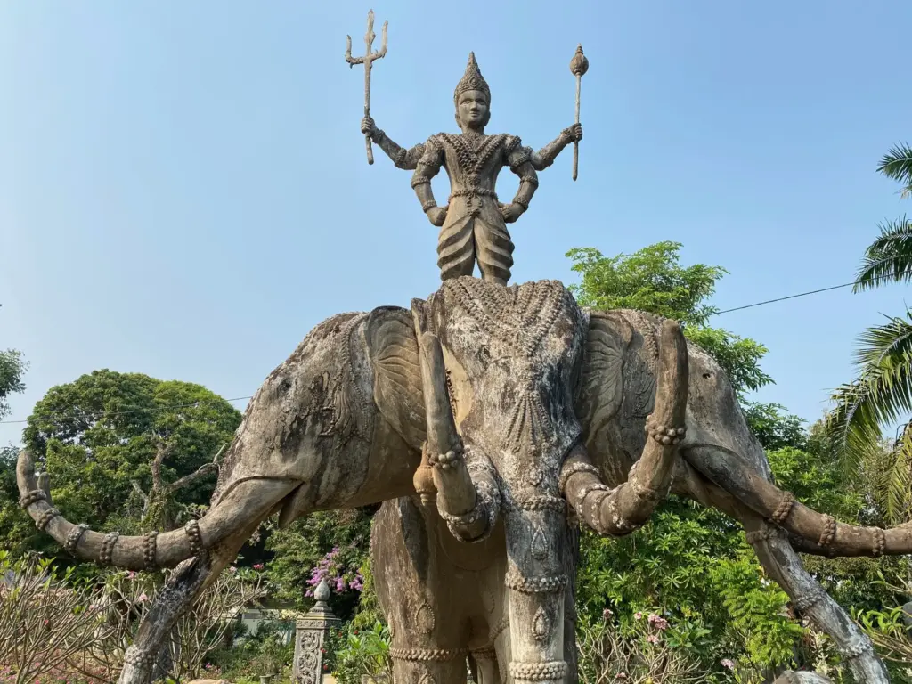 L'elefante a tre teste del Buddha Park, Vientiane, marzo 2020