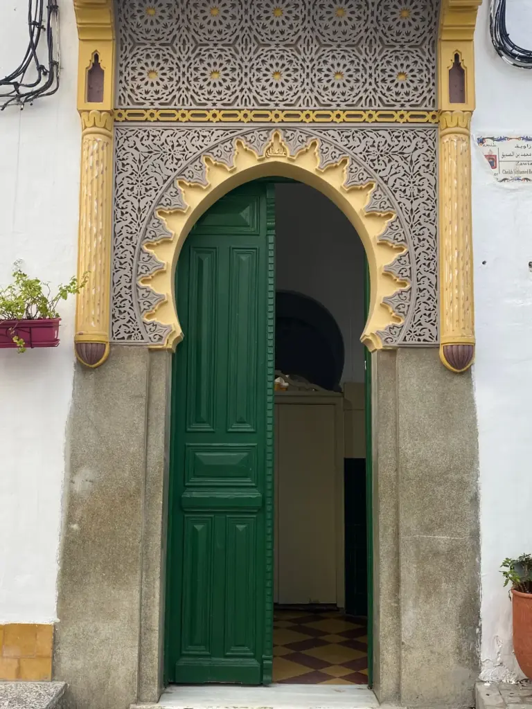 Un portone decorato nella medina di Tangeri, novembre 2022