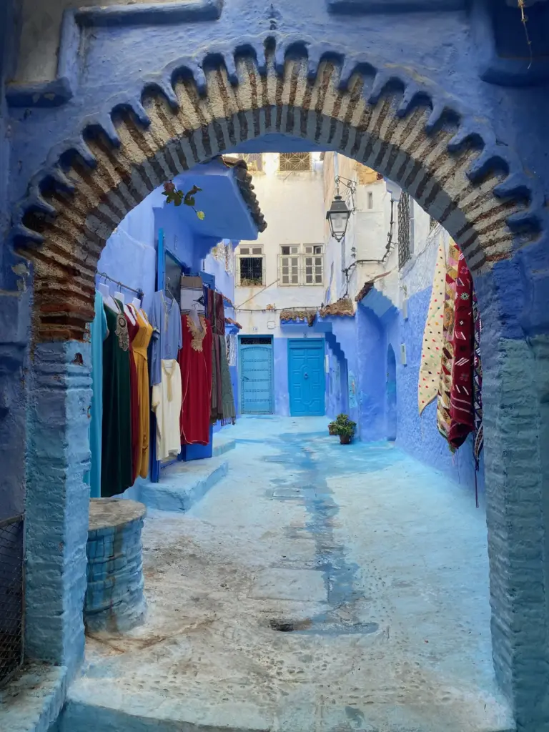 Un arco nella medina azzurra di Chefchaouen, novembre 2022
