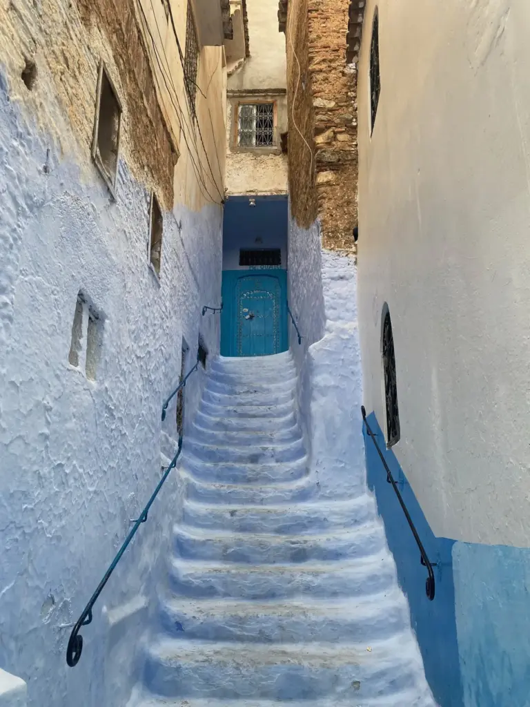 Una scalinata fra le case di Chefchaouen, novembre 2022