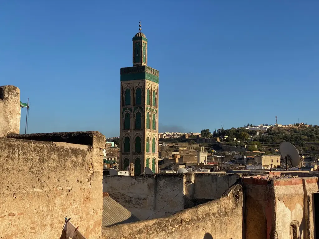 Un minareto sopra i tetti della medina di Fès, novembre 2022