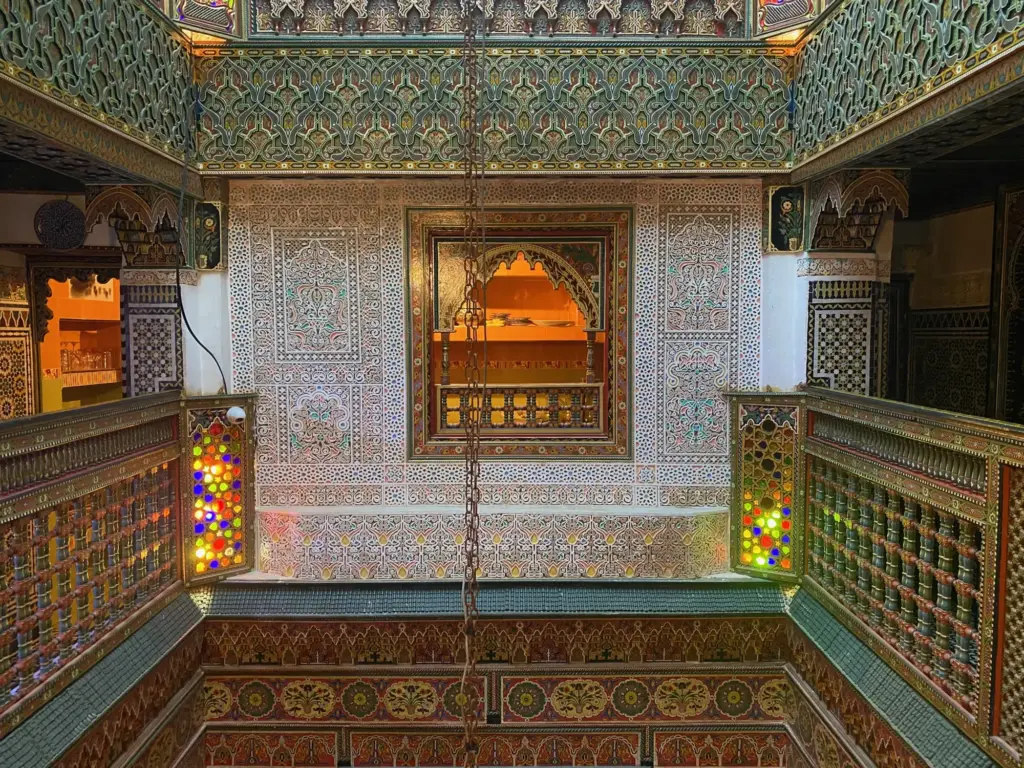Il patio decorato di un riad nella medina di Fès, novembre 2022