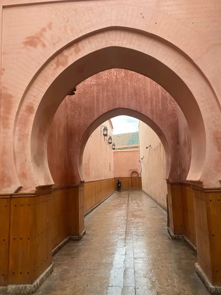Archi a ferro di cavallo nella medina di Marrakech, dicembre 2022