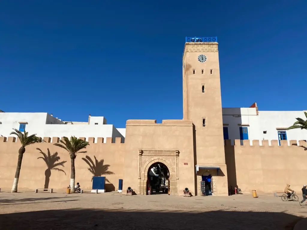 La torre dell'orologio e le mura di Essaouira, dicembre 2022