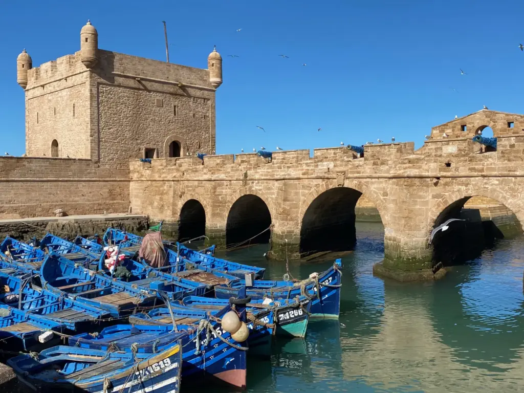 Le barche blu nel porto di Essaouira, dicembre 2022
