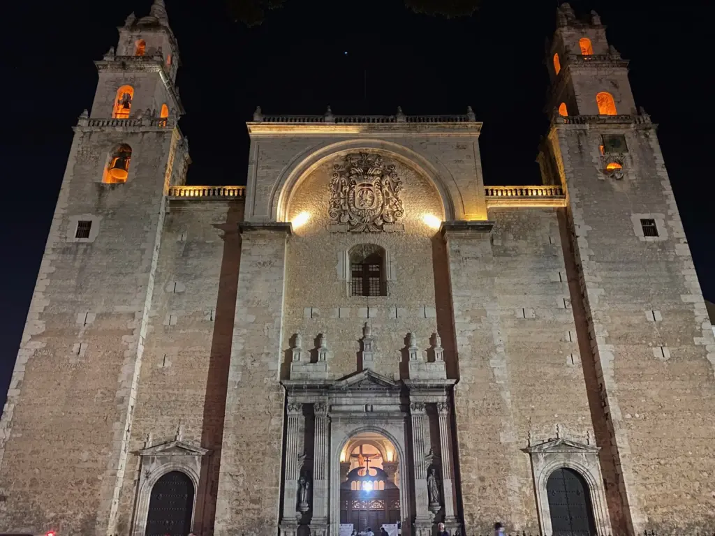 La cattedrale di Mérida illuminata, novembre 2021