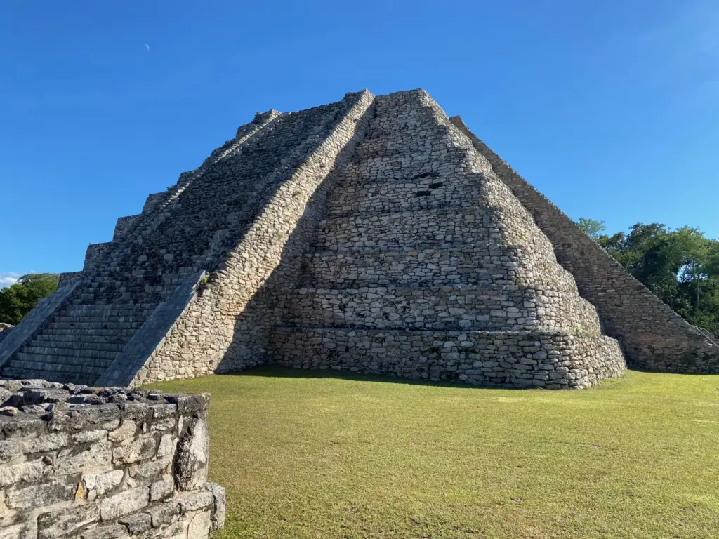 La piramide principale di Mayapán, novembre 2021