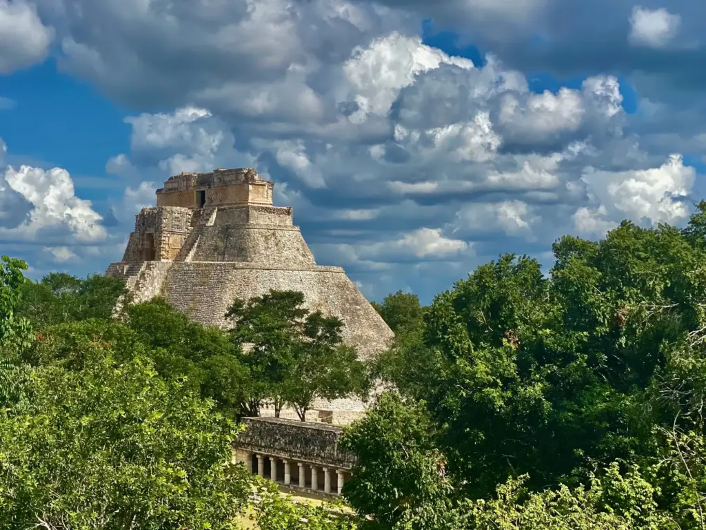 La Piramide dell'Indovino di Uxmal sopra la foresta, novembre 2021