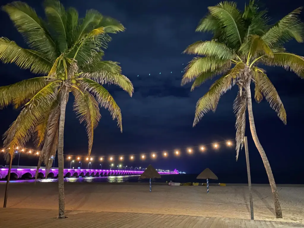 La spiaggia di Progreso di sera, con il molo illuminato, novembre 2021