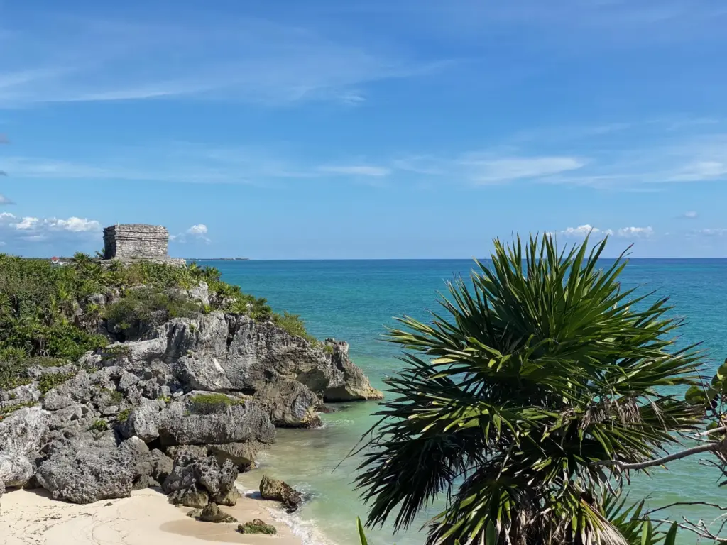 Il Tempio del Dio del Vento sulla scogliera di Tulum, novembre 2021