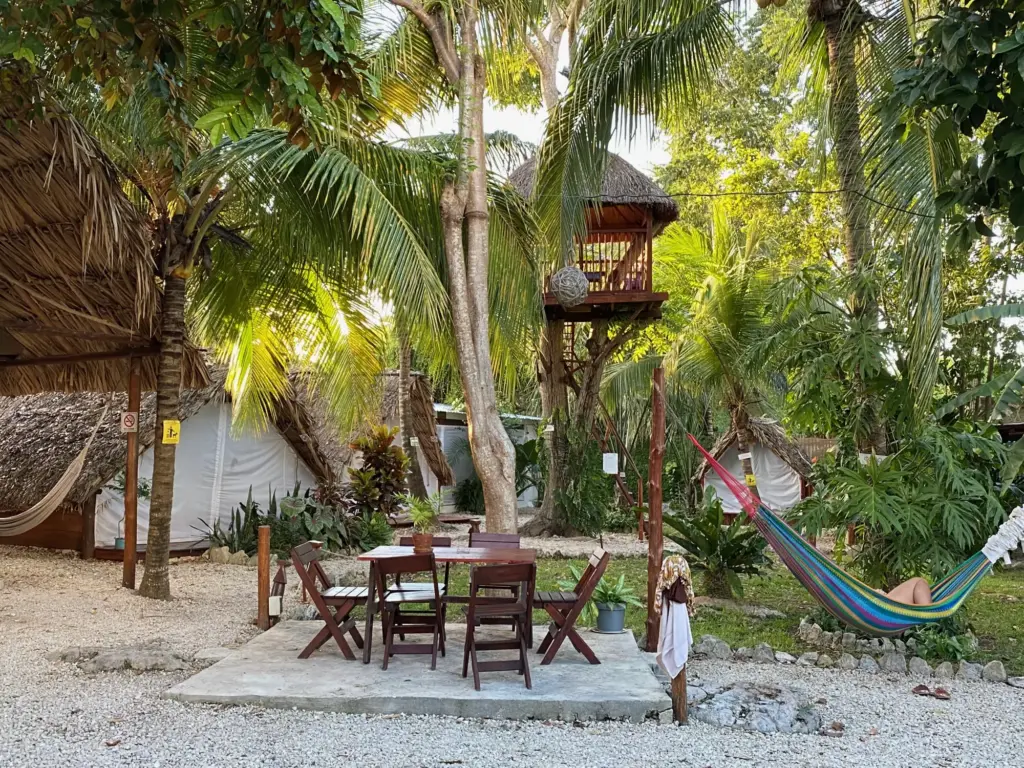 Il campeggio sulla laguna di Bacalar, con le tende e la casa sull'albero, novembre 2021