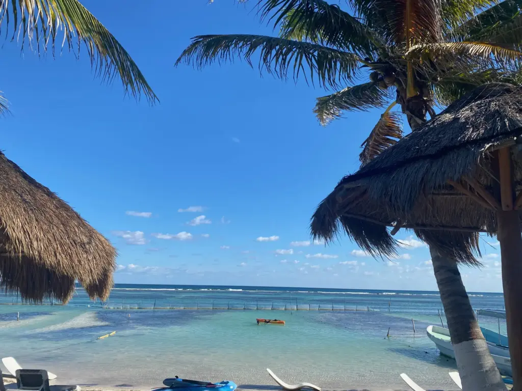 Il mare di Mahahual dalla spiaggia, dicembre 2021